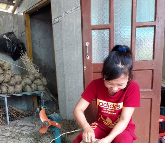 Water hyacinth knitting